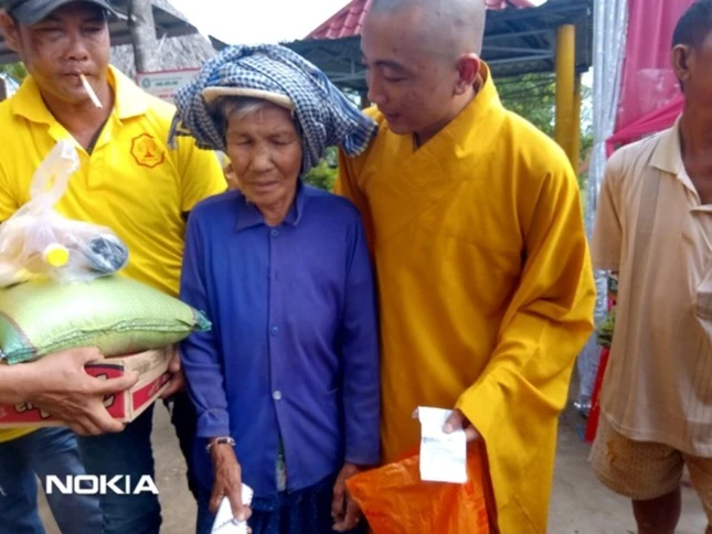 DD Thich Chon Tri tang qua cho ho    ngheo.jpg