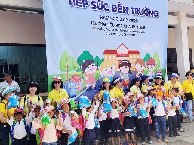 Tặng quà cho học sinh trường TH Khánh Thành 25-8.jpg