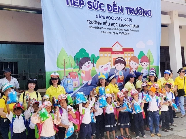 Tặng quà cho học sinh trường TH Khánh Thành 25-8.jpg