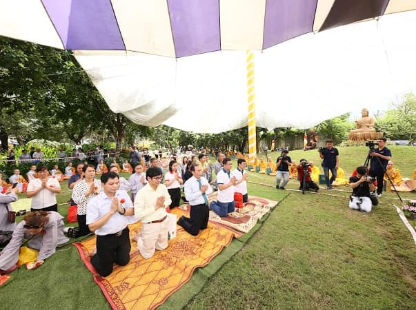 2 Phật tử Phùng Chu Cường dâng lời tác bạch .jpg