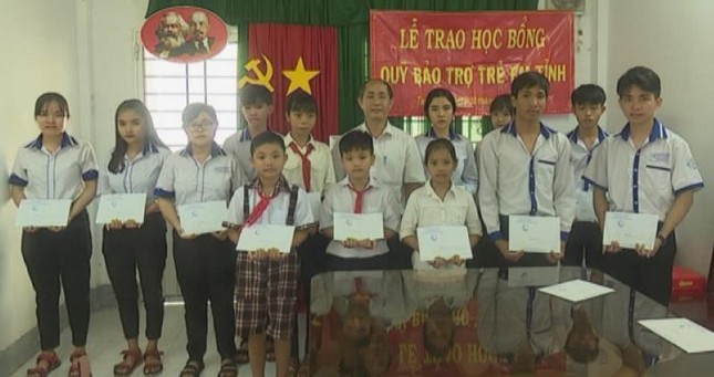 Tang 14 suat hoc bong cho HS ngheo  hieu hoc.JPG