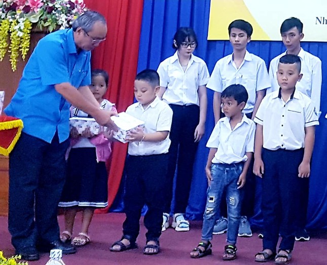 Trao 17 suất học bổng Thánh Tử đạo tại Thừa Thiên Huế ảnh 2 LĐ Liên đoàn Lao động tỉnh trao học bổng cho học sinh.jpg