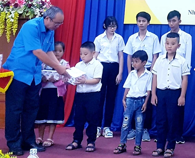 LĐ Liên đoàn Lao động tỉnh trao học bổng cho học sinh.jpg