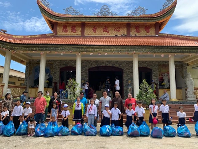 Tang qua cho Hs ngheo HTN.jpg