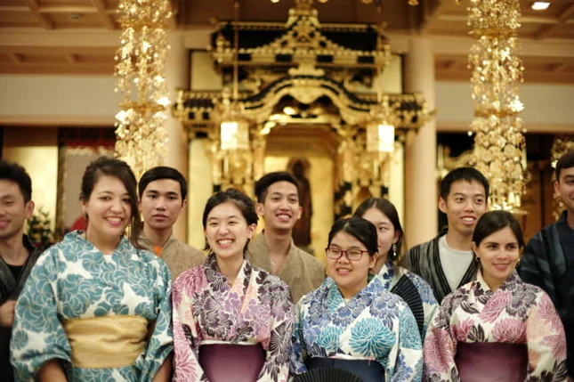 Tokyo-temple-mixes-Buddhism-with-beatboxing-to-attract-younger-more-diverse-crowd.jpg