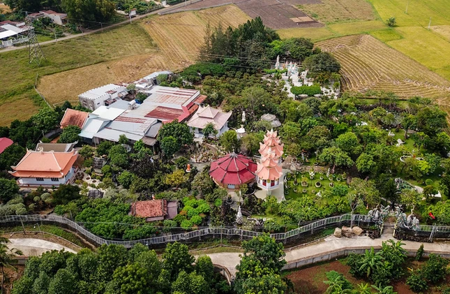 Ngôi chùa có cổng hình cây tre