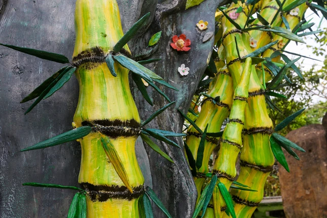 Ngôi chùa có cổng hình cây tre