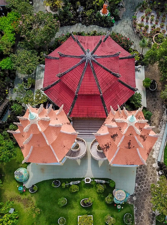 Ngôi chùa có cổng hình cây tre