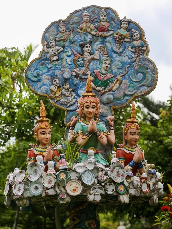 Ngôi chùa có cổng hình cây tre