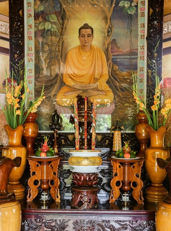 Ngôi chùa có cổng hình cây tre