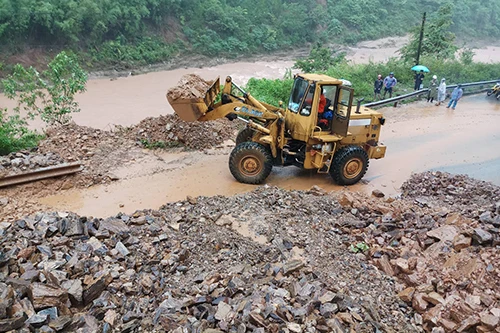 Đường Hồ Chí Minh bị sạt lở.&nbsp;Ảnh: Quang Hà