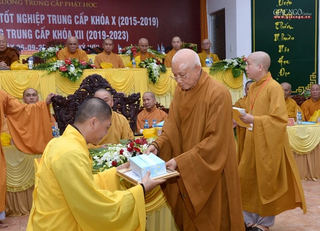 Tot nghiep Truong TCPH -Khai giang (30).jpg