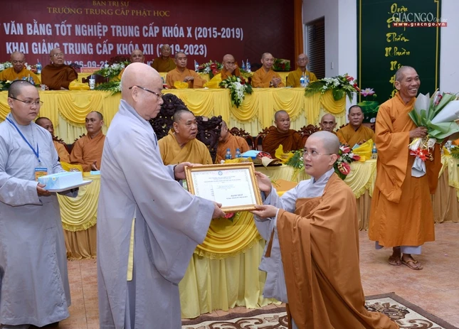 Tot nghiep Truong TCPH -Khai giang (34).jpg