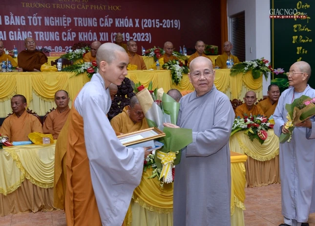 Tot nghiep Truong TCPH -Khai giang (35).jpg