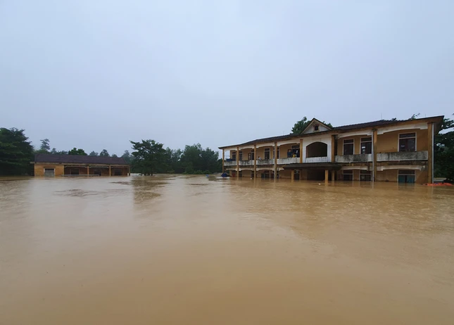 Lụt chạm nóc nhà