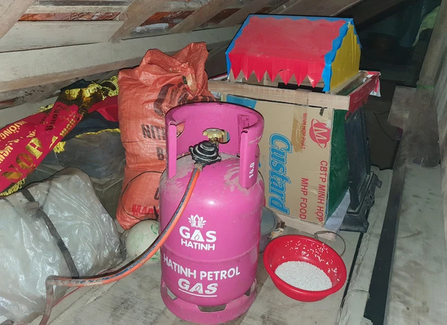 Lụt chạm nóc nhà