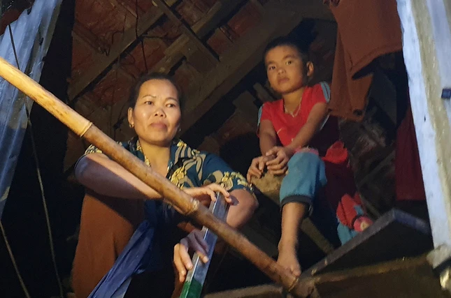 Lụt chạm nóc nhà