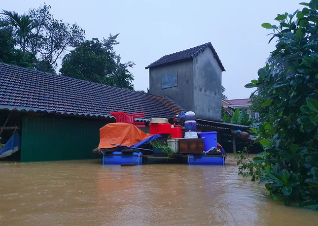 Lụt chạm nóc nhà