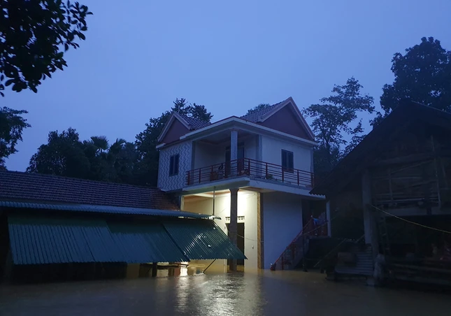 Lụt chạm nóc nhà