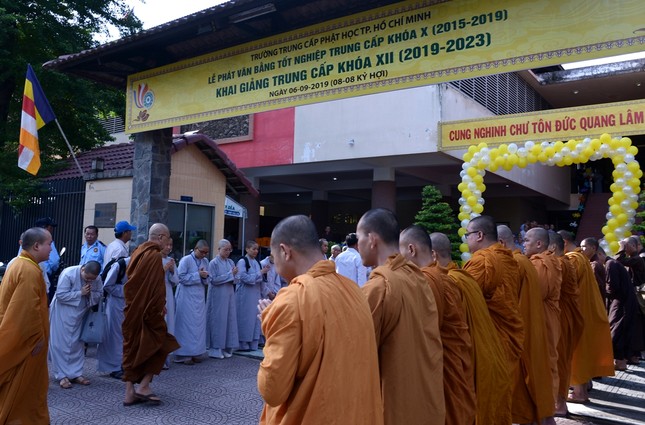 Tot nghiep Truong TCPH -Khai giang (1).JPG