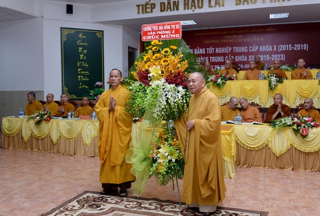 Tot nghiep Truong TCPH -Khai giang (17).JPG