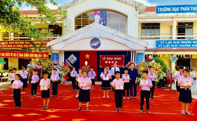 Trao học bổng đến học sinh nghèo hiếu học.jpg