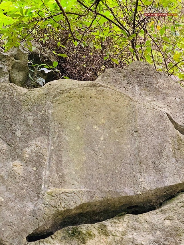 Hội thảo về Thiền sư Nguyễn Minh Không ảnh 5 Bia đá trên vách núi - Tạo Vân Mộng Tự Bi.jpg