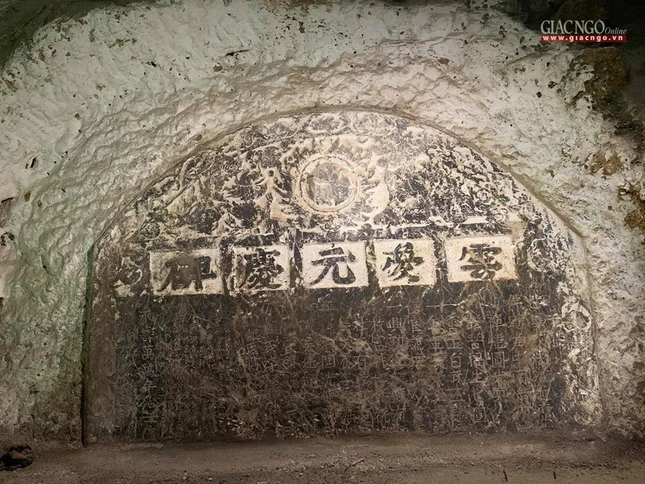 Bia đá trong chùa Vân Mộng Nguyên Khánh Bi thời Hậu Lê.jpg