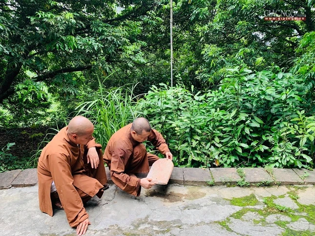 Viên ngói cổ còn nguyên vẹn.jpg