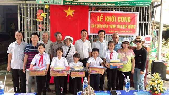 Tang qua cho HS ngheo o gan  cau.jpg