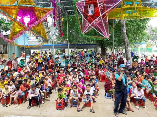 Trao quà Trung Thu cho trẻ em nghèo.jpg