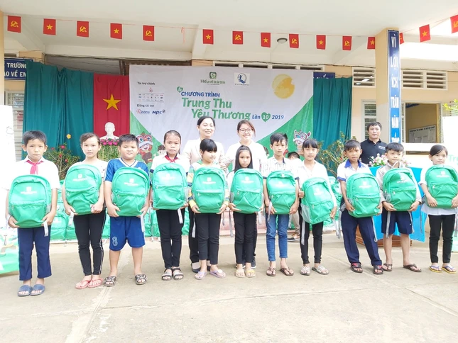 Đại diện Qũy hiểu về trái tim trao quà cho các em nhỏ.jpg