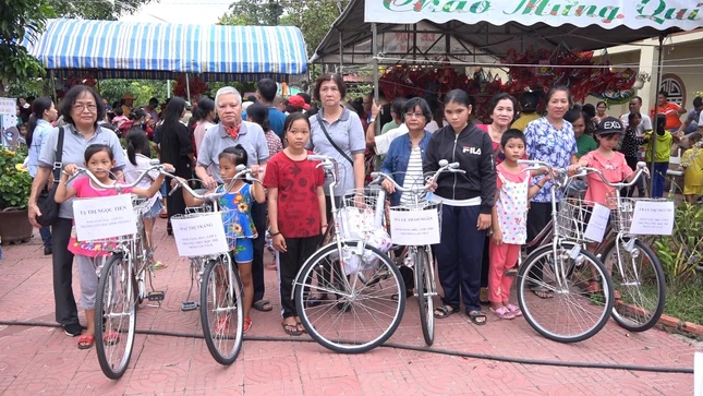 Các mạnh thường quân nhóm Vô Thường trao xe đạp cho học sinh nghèo hiếu học.jpg