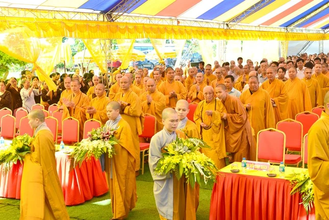 Cung rước HT. Thích Thanh Đàm tham gia Hội nghị 2.jpg