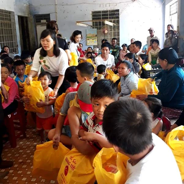 TẶNG QUÀ CÁC CHÁU CON NGƯỜI KHUYẾT TẬT.jpeg