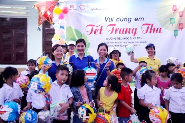 Tặng quà Trung thu cho học sinh.jpg