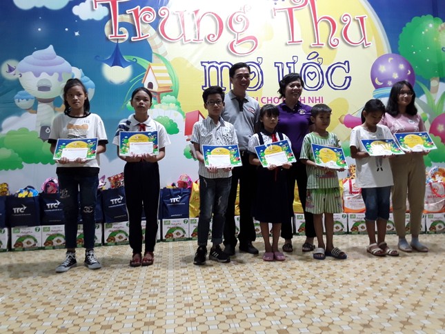 Phu nhân ông Trương Tấn Sang tặng quà từ thiện ảnh 1 20190908_190251.jpg