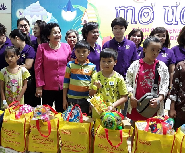 Phu nhân ông Trương Tấn Sang tặng quà từ thiện ảnh 2 20190908_191945.jpg