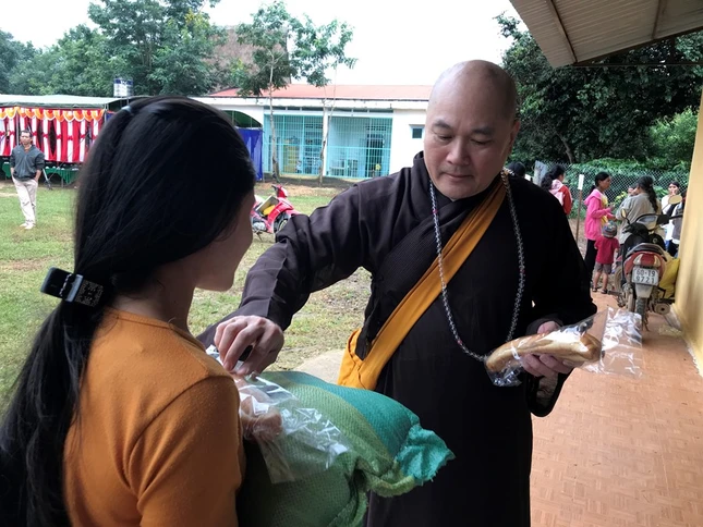 Ban Từ thiện Phật giáo TP.HCM trao quà tại Đăk Hà ảnh 1 IMG_5217.jpg