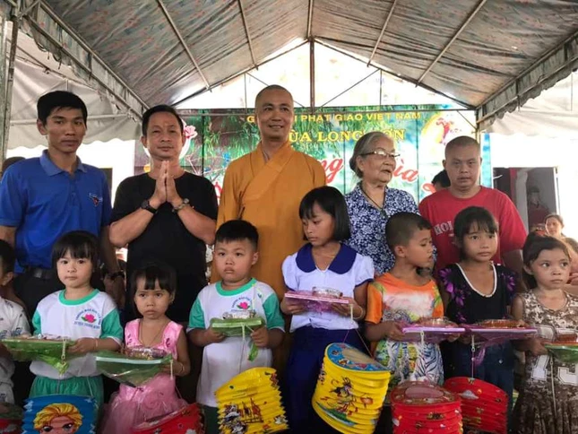 Tang qua trung thu cho thieu nhi xa  Tan Phu.jpg