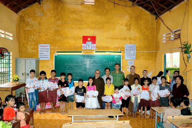 Chùa Trúc Lâm mang niềm vui đến với trẻ em dân tộc ảnh 1 2pq.jpg