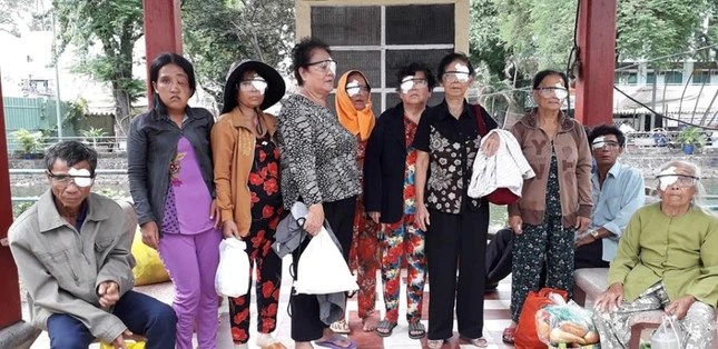 Nhung benh nhan phau thuat mat xong .jpg