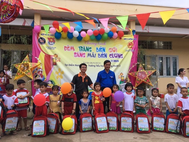 Cứu trợ lũ lụt Hà Tĩnh, chăm lo cho học trò nghèo ảnh 2 TRAO QUÀ TRUNG THU CHO CÁC EM.jpg