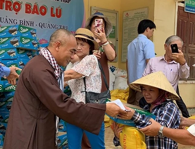 TT Quy trao qua cuu tro tai Tan  Hoa.jpg