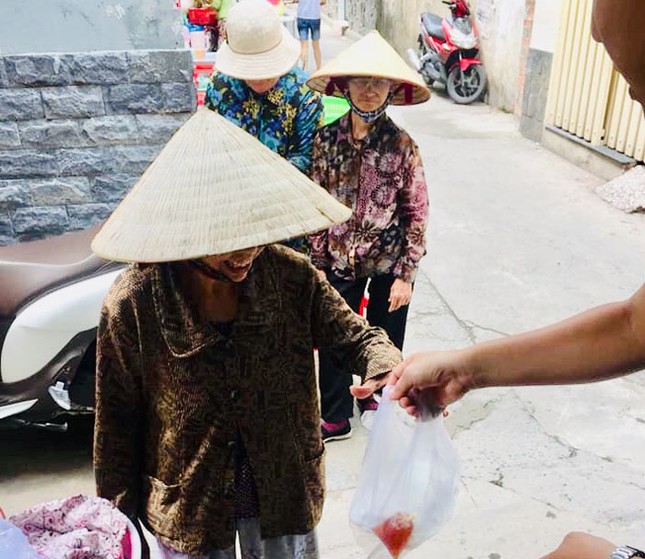 Quán cơm chay 0 đồng đắt khách giữa trưa nắng Sài Gòn ảnh 4 nu-cuoi-cua-cu-ba-khi-nhan-duoc-hop-com-0-dong-4_jpg.jpg