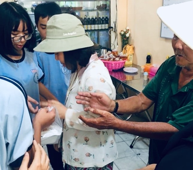 Quán cơm chay 0 đồng đắt khách giữa trưa nắng Sài Gòn ảnh 5 nu-cuoi-cua-cu-ba-khi-nhan-duoc-hop-com-0-dong-5_jpg.jpg