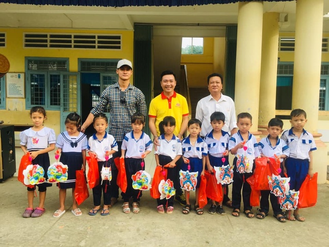 |Tổng hợp| Trao quà trung thu tại các địa phương ảnh 4 TRAO QUÀ HỌC SINH NHAN TRUNG THU.jpg