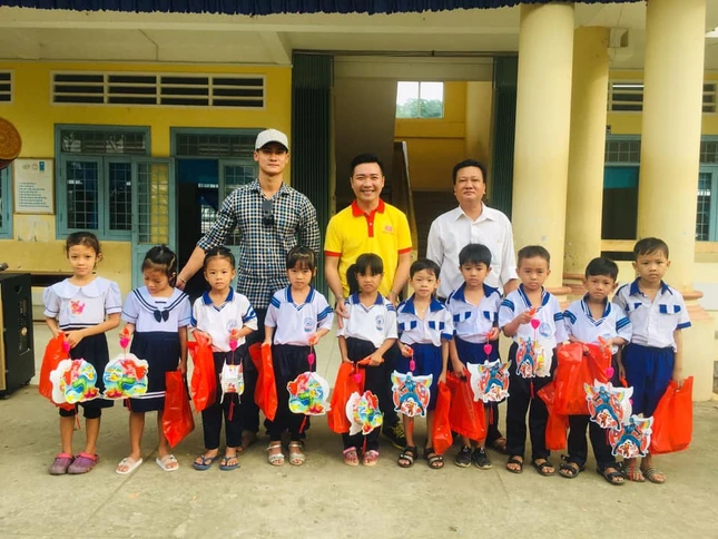 |Tổng hợp| Trao quà trung thu tại các địa phương ảnh 4 TRAO QUÀ HỌC SINH NHAN TRUNG THU.jpg