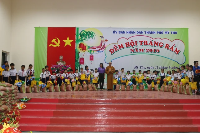 |Tổng hợp| Trao quà trung thu tại các địa phương ảnh 2 ttmt1e.jpg