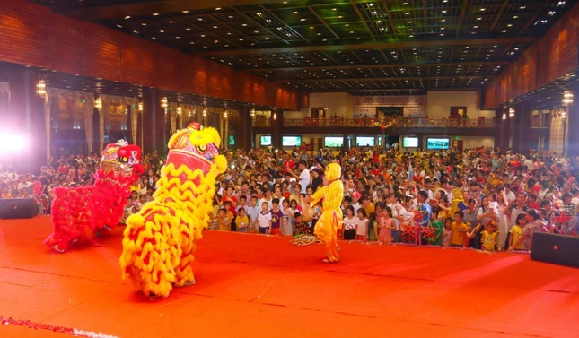 Đêm Trung thu của 2.000 em nhỏ tại chùa Tam Chúc ảnh 2 2.JPG